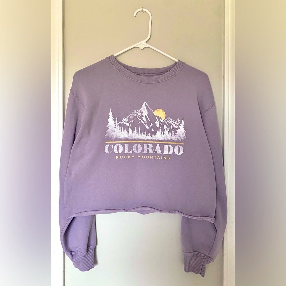 Hollister women’s cropped “rocky mountains” crewneck
